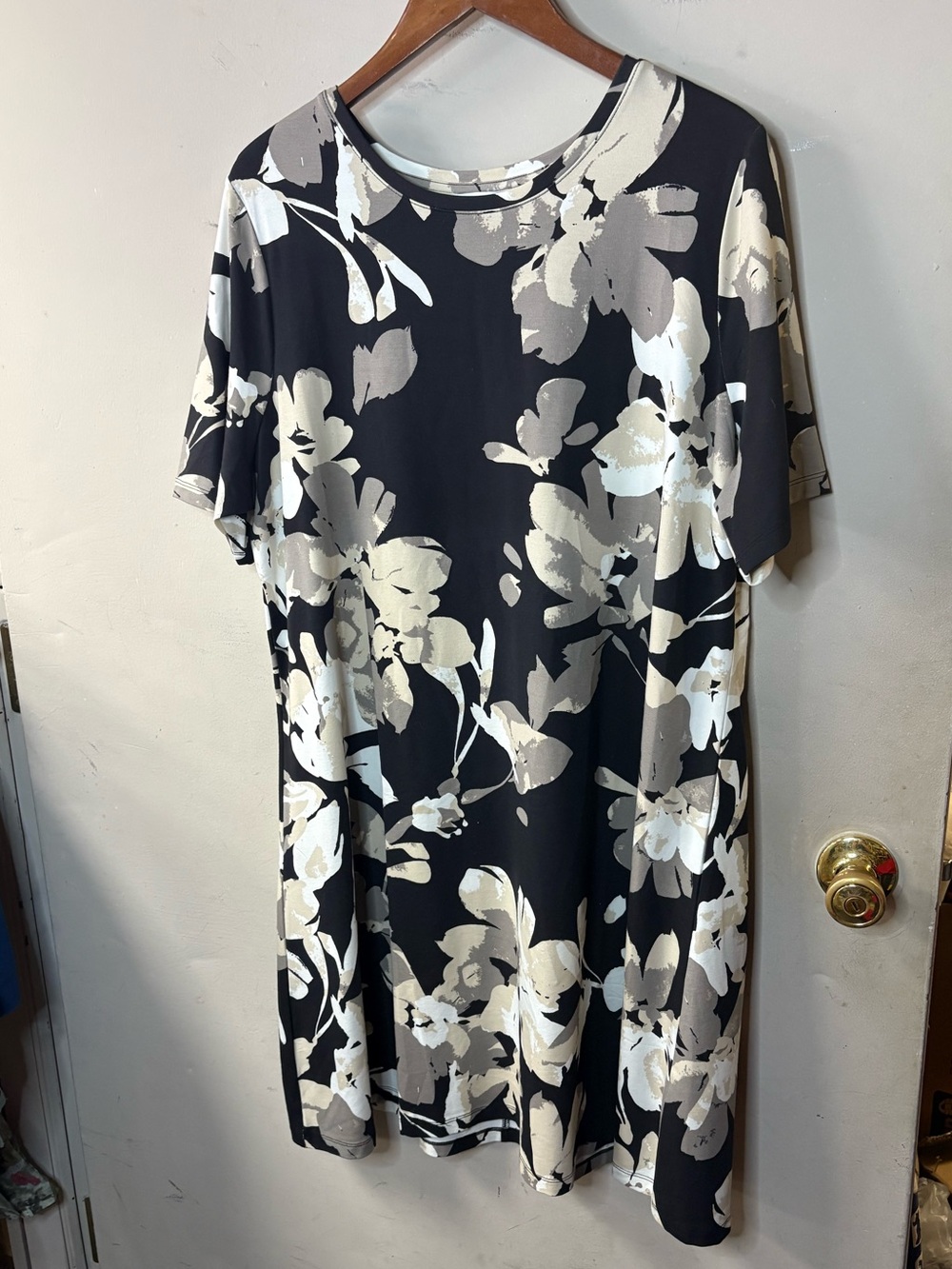 IsaacMizrahiLive size 1X Women’s Black Floral Shift Dress